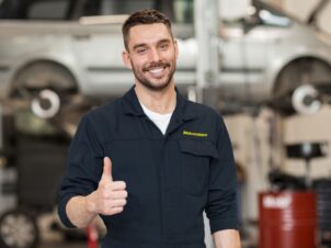 Mekonomen mekanikeren gir deg tommel opp for fritt verkstedvalg.