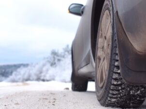 Vinterdekk på mørk bil på snødekt vei