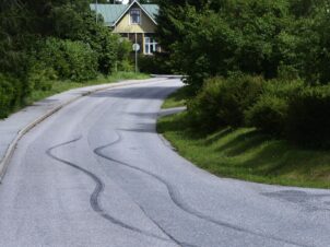 Bremsespor på asfalten i tettbebygdstrøk
