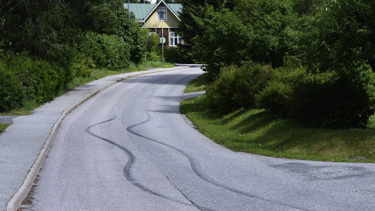Bremsespor på asfalten i tettbebygdstrøk
