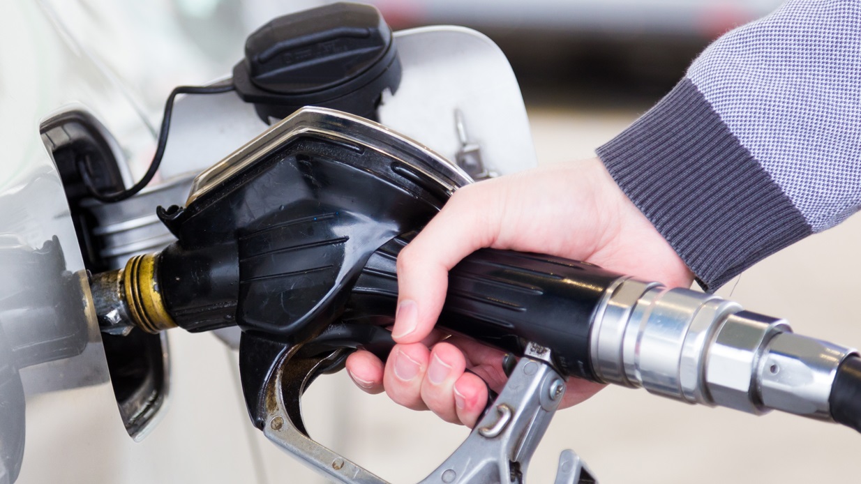 Fylle bensin på bilen