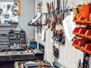 Garasje med masse verkstøy og oransje bokser...