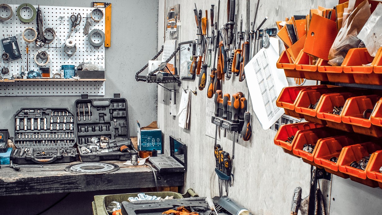 Garasje med masse verkstøy og oransje bokser...