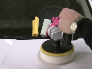 Polering av hvit bil