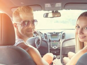 Ungt par klar for bilferie