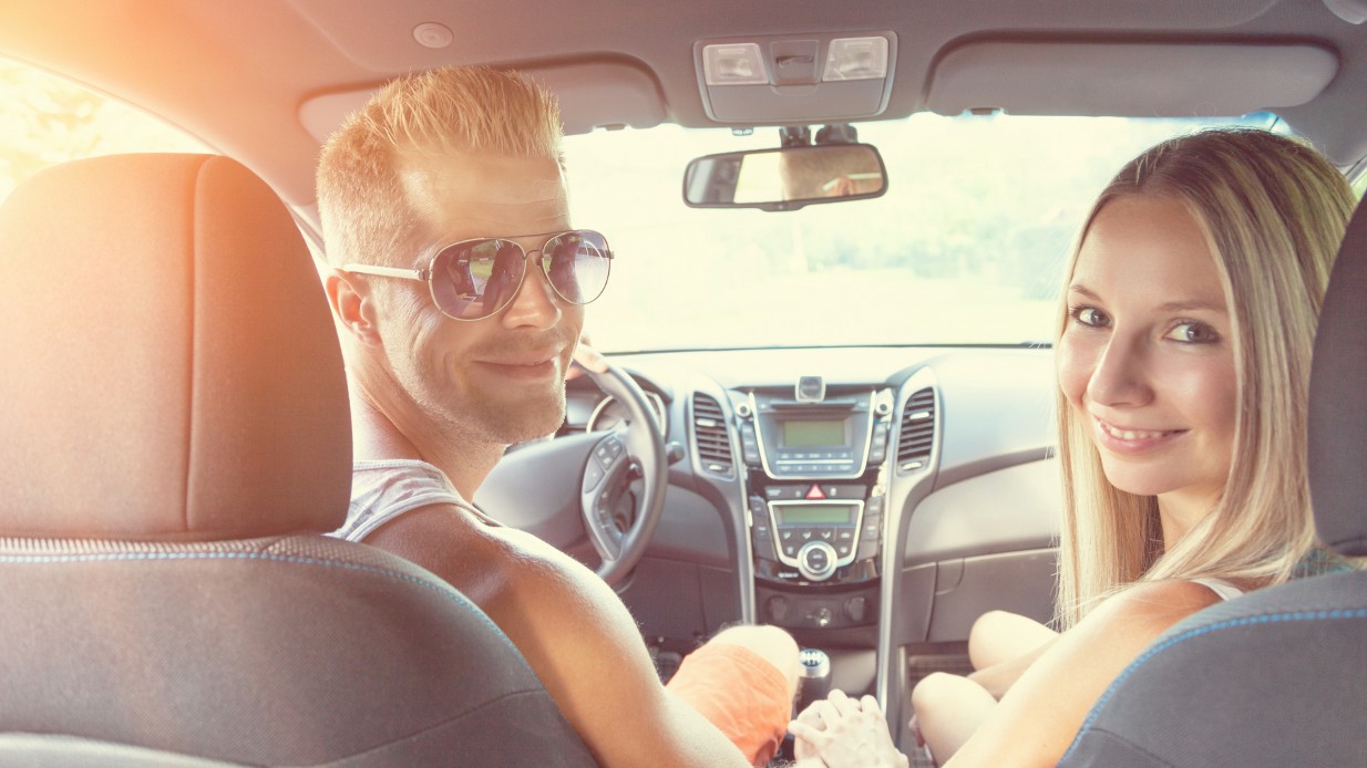 Ungt par klar for bilferie