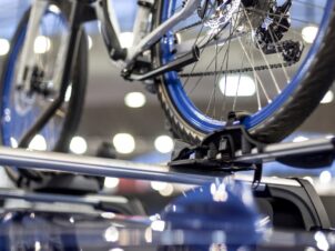 Sykkel festet på takstativ på bilen