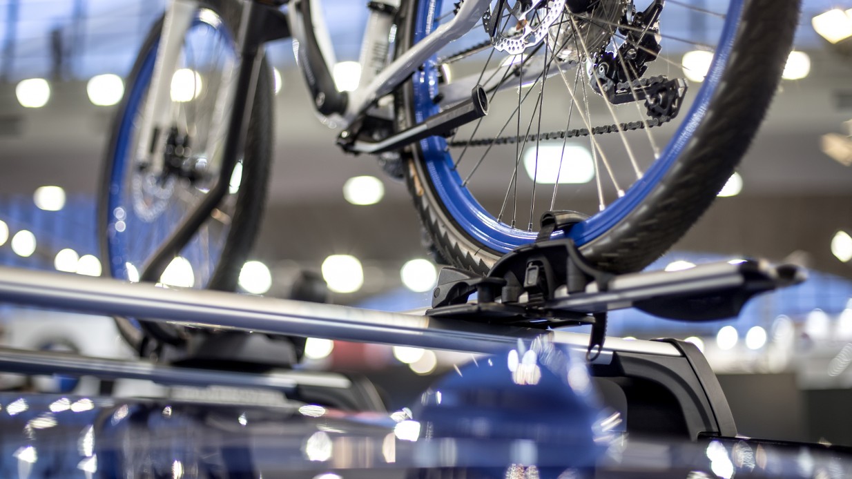 Sykkel festet på takstativ på bilen