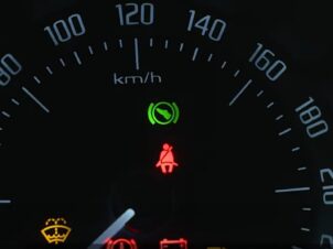 Speedometer i bilen med flere vasellamper som lyser