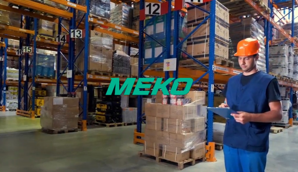 Mann med oransje hjelm som plukker varer på et MEKO LDS lager